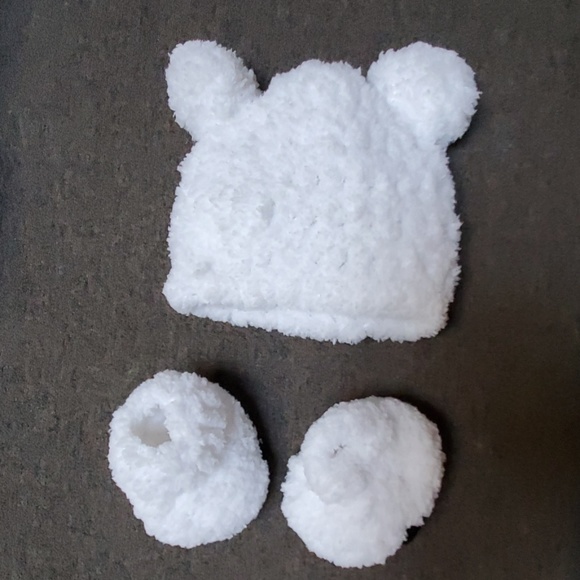 Hand crocheted baby polar bear hat and booties - Picture 2 of 2
